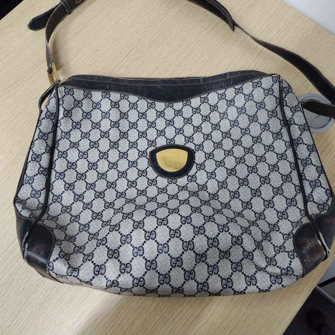 こんばんは！今日は大切に使われてきたプラダのバッグをお買い取...