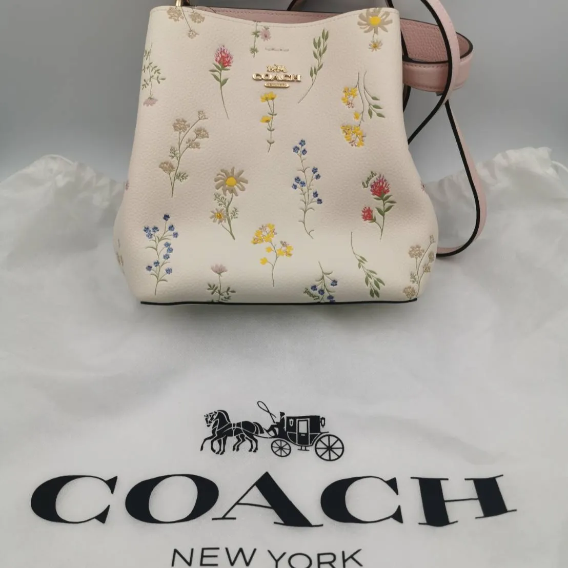 🌟 こんにちわ、みなさん！今日は素敵なコーチのバッグをお買い...