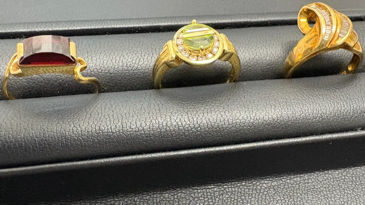 こんにちは!今日は素敵なお客様が大切な指輪をお持ちくださいま...