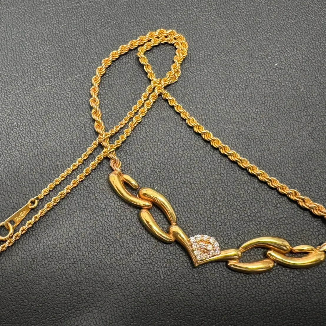 こんにちは🌟今日は素敵な金のネックレスをお買取りさせていただ...