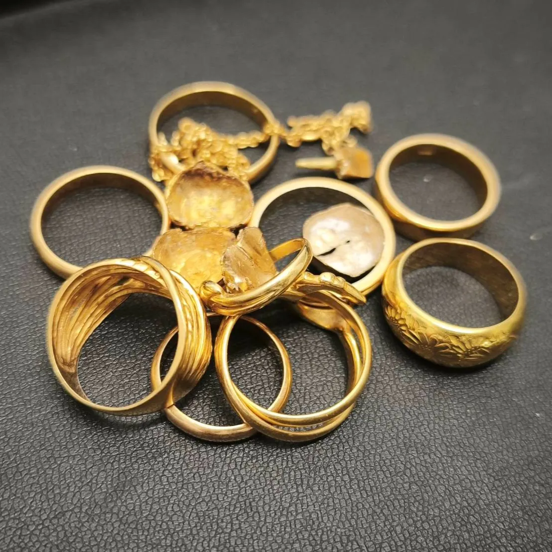 こんにちは！今日はたくさんの金製品が持ち込まれました✨お客様...