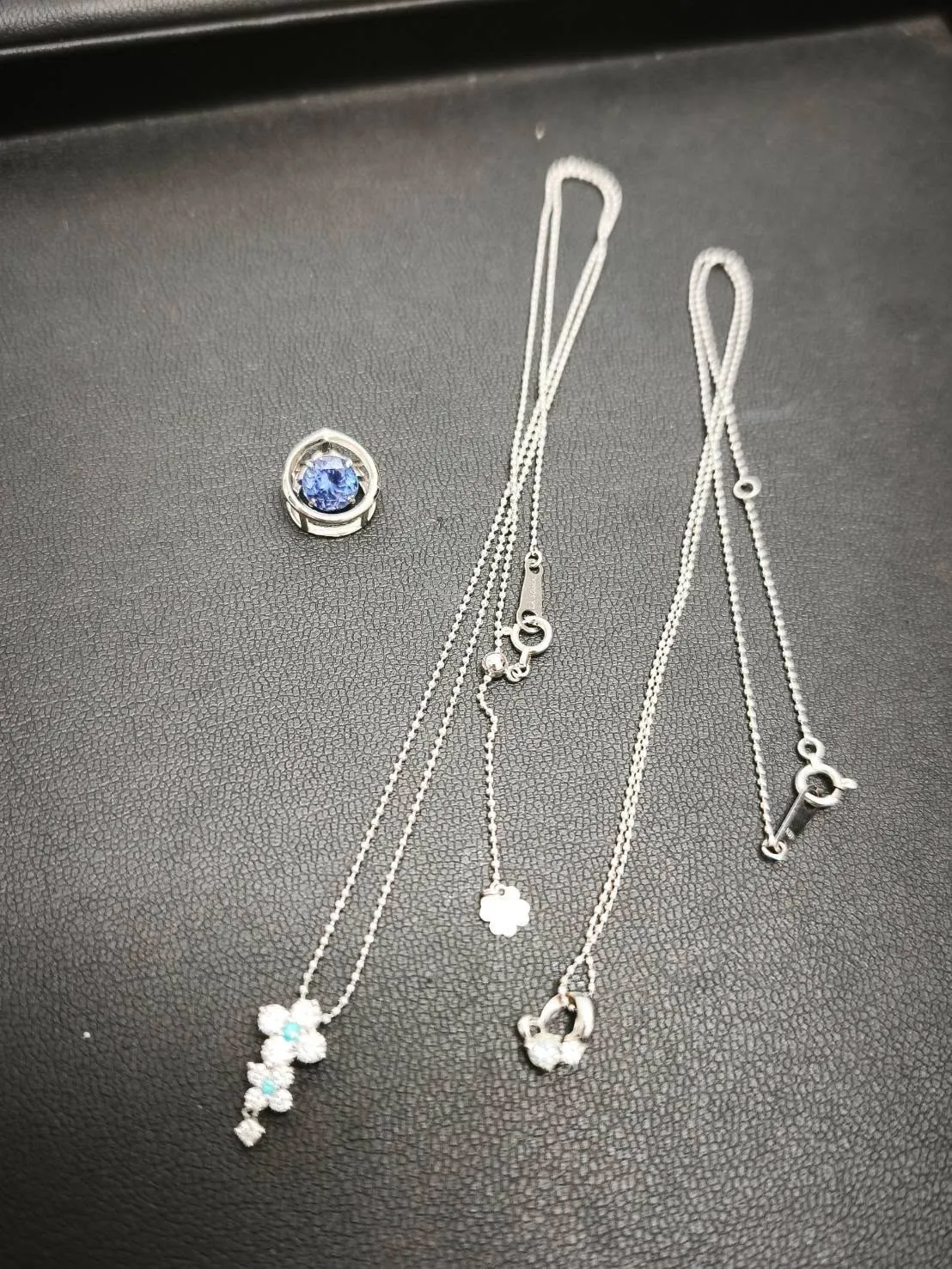 こんにちは！今日は、特別な思い出が込められたネックレスをお買...